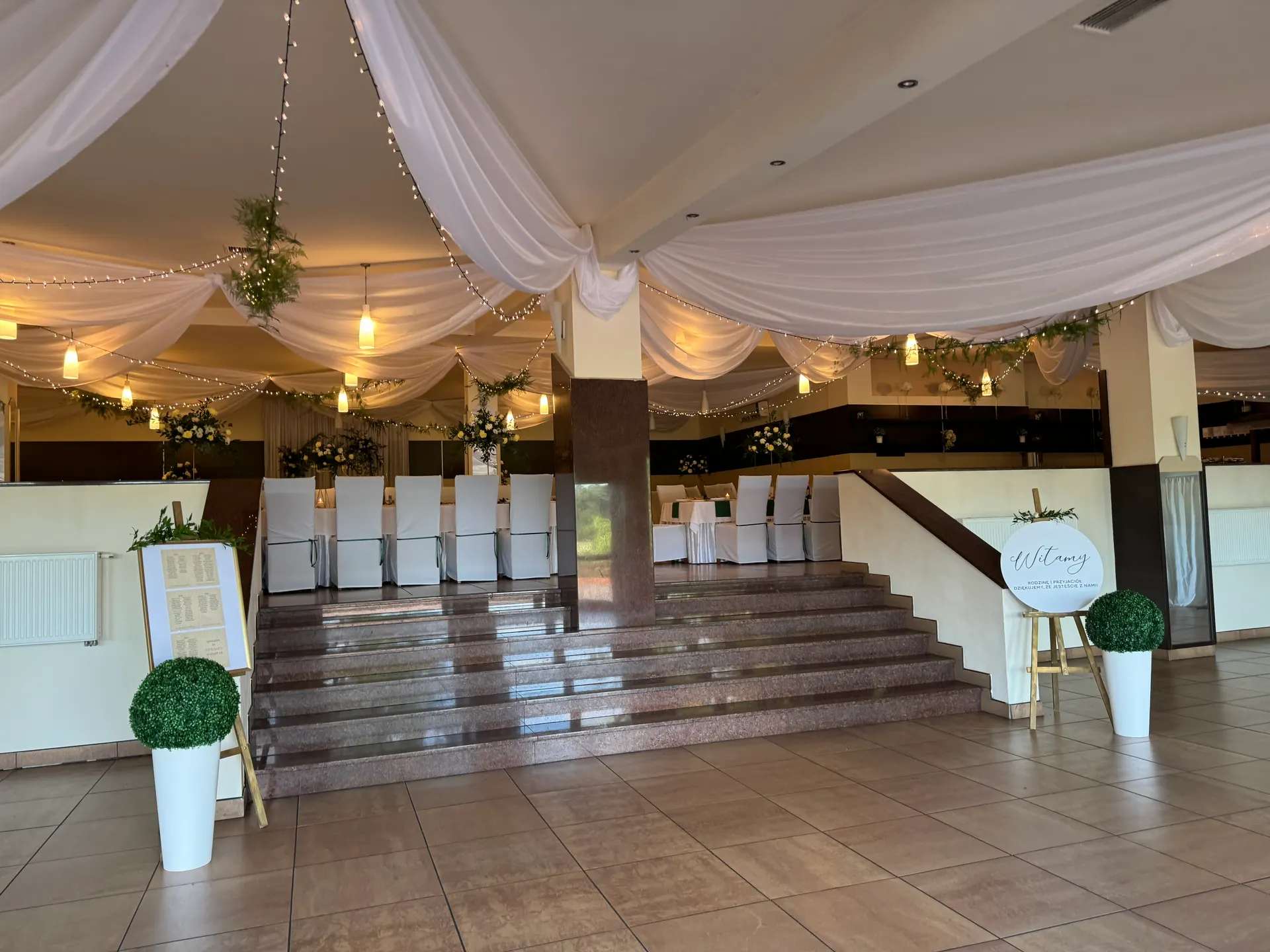 Sala weselna z dekoracją sufitu i oświetleniem
