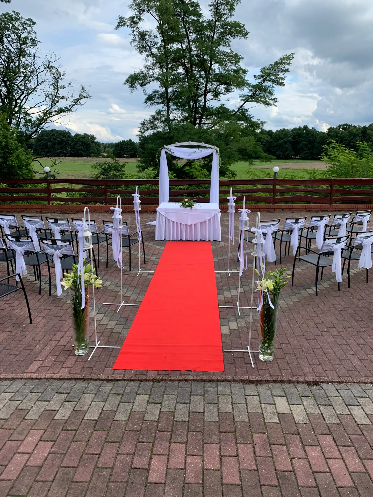 Taras przygotowany do ceremonii plenerowej
