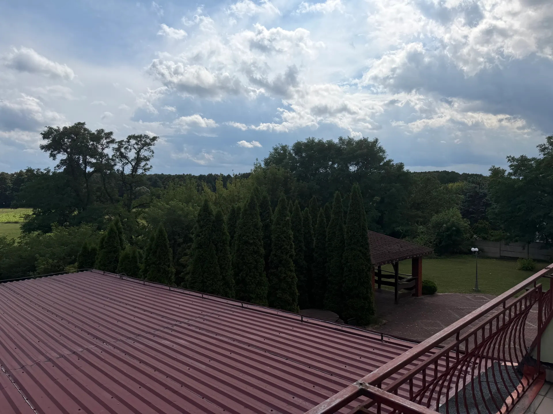 Widok na ogród z altanką