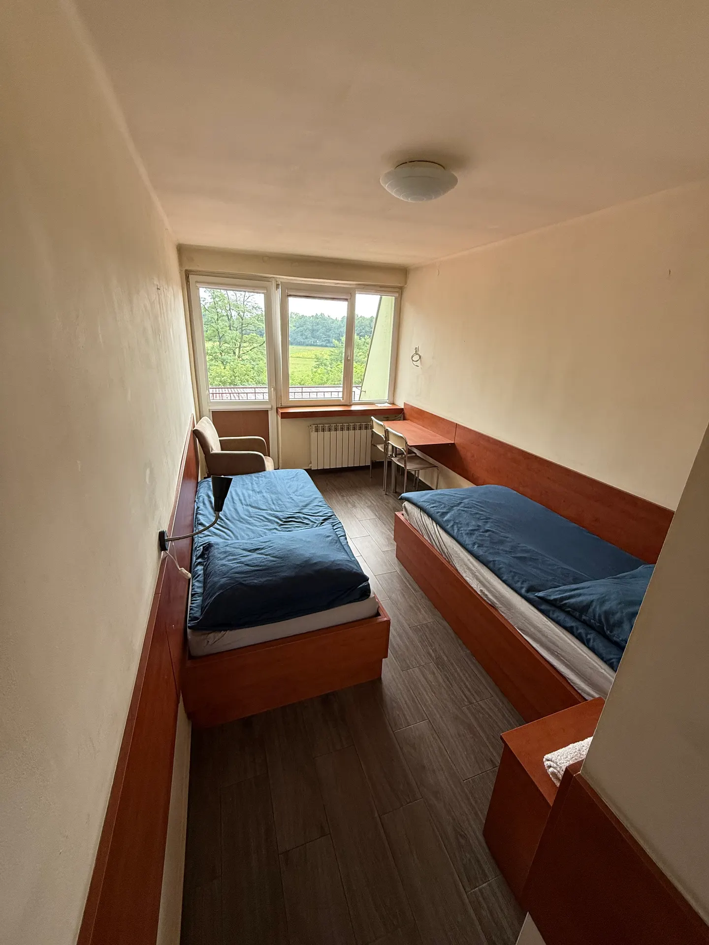Pokój hotelowy z oknem od południa