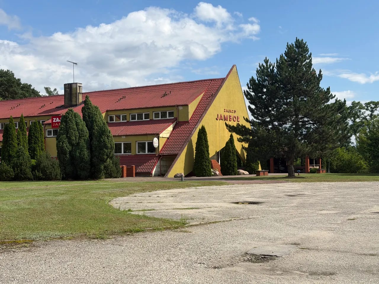 Restauracja z zapleczem hotelowym i ogrodem — Łask przy drodze krajowej nr 12